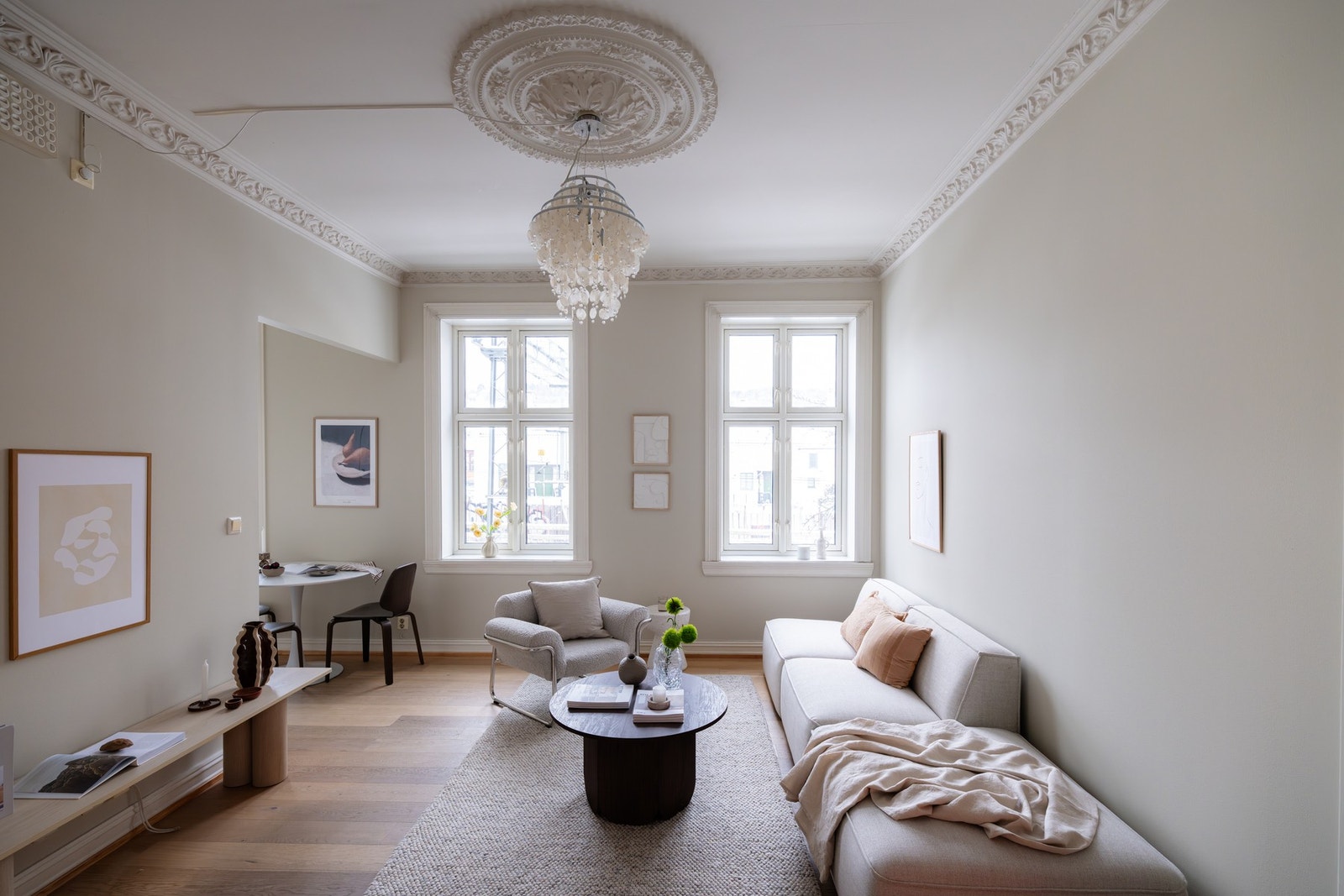 Takhøyden kombinert med generøse vindusflater med dype karmer gir en lys og luftig romfølelse. Galleribilde