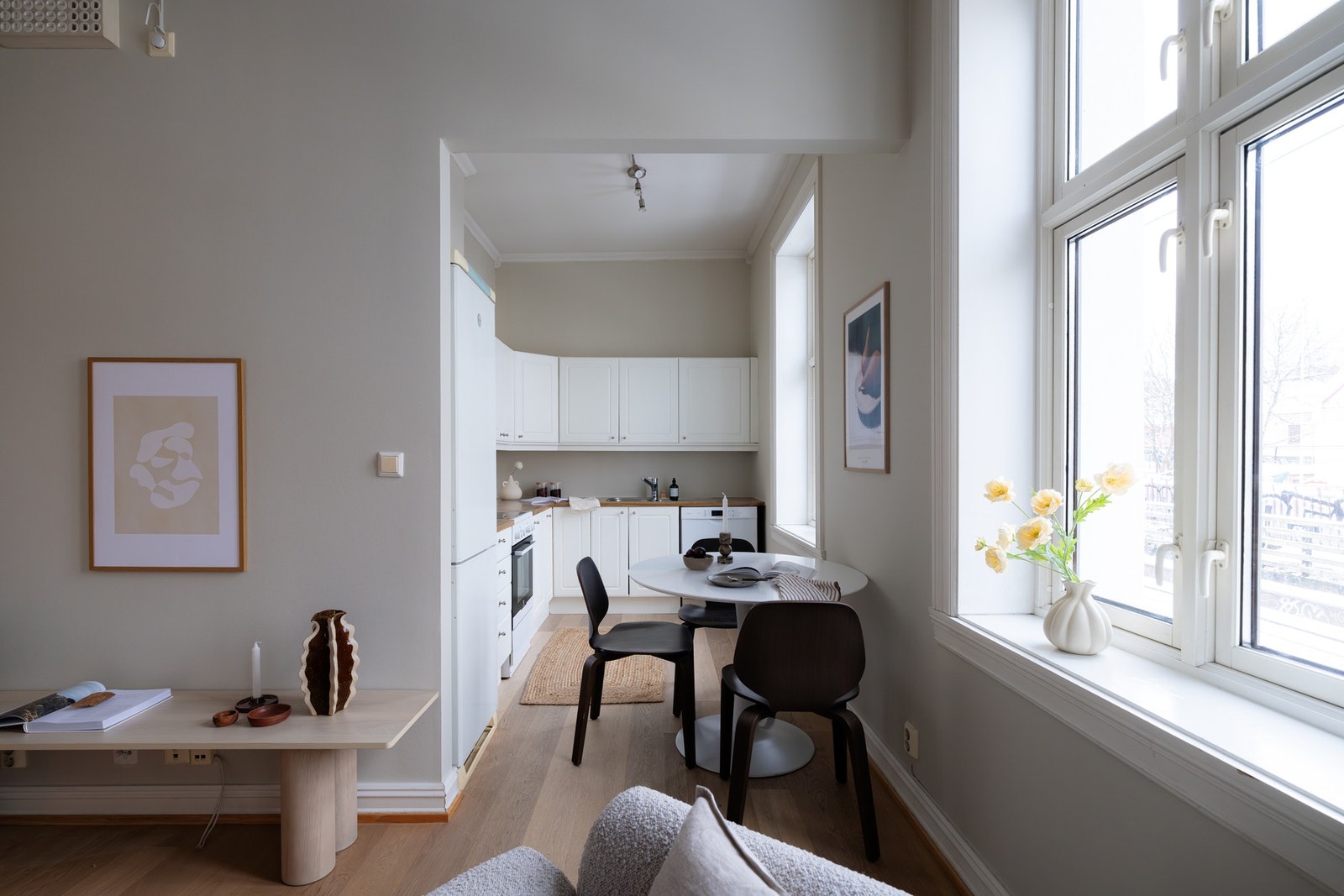 Mellom stue og kjøkken er det plass til spisebord. Galleribilde