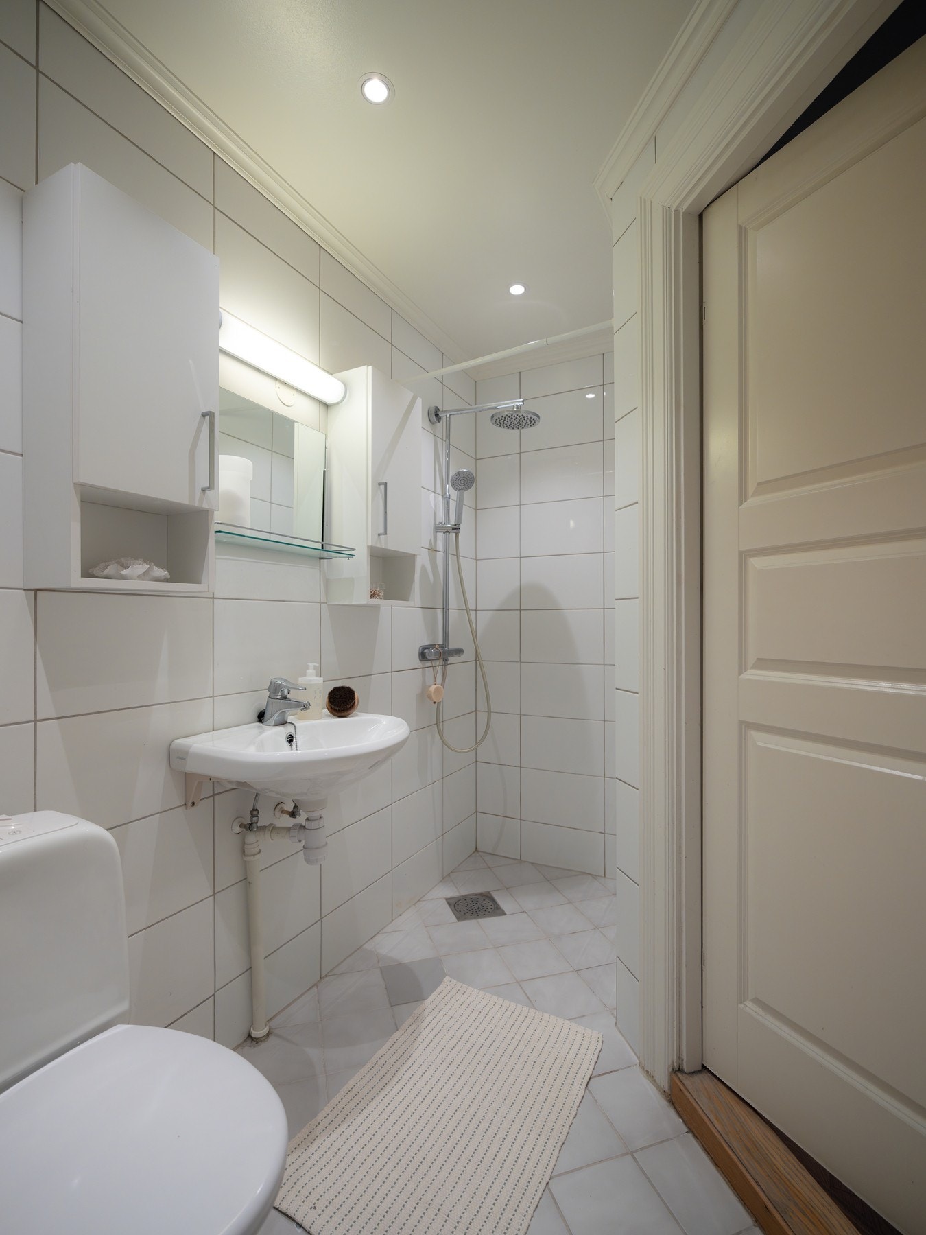 Videre er det gulvstående toalett og dusjhjørne. Galleribilde