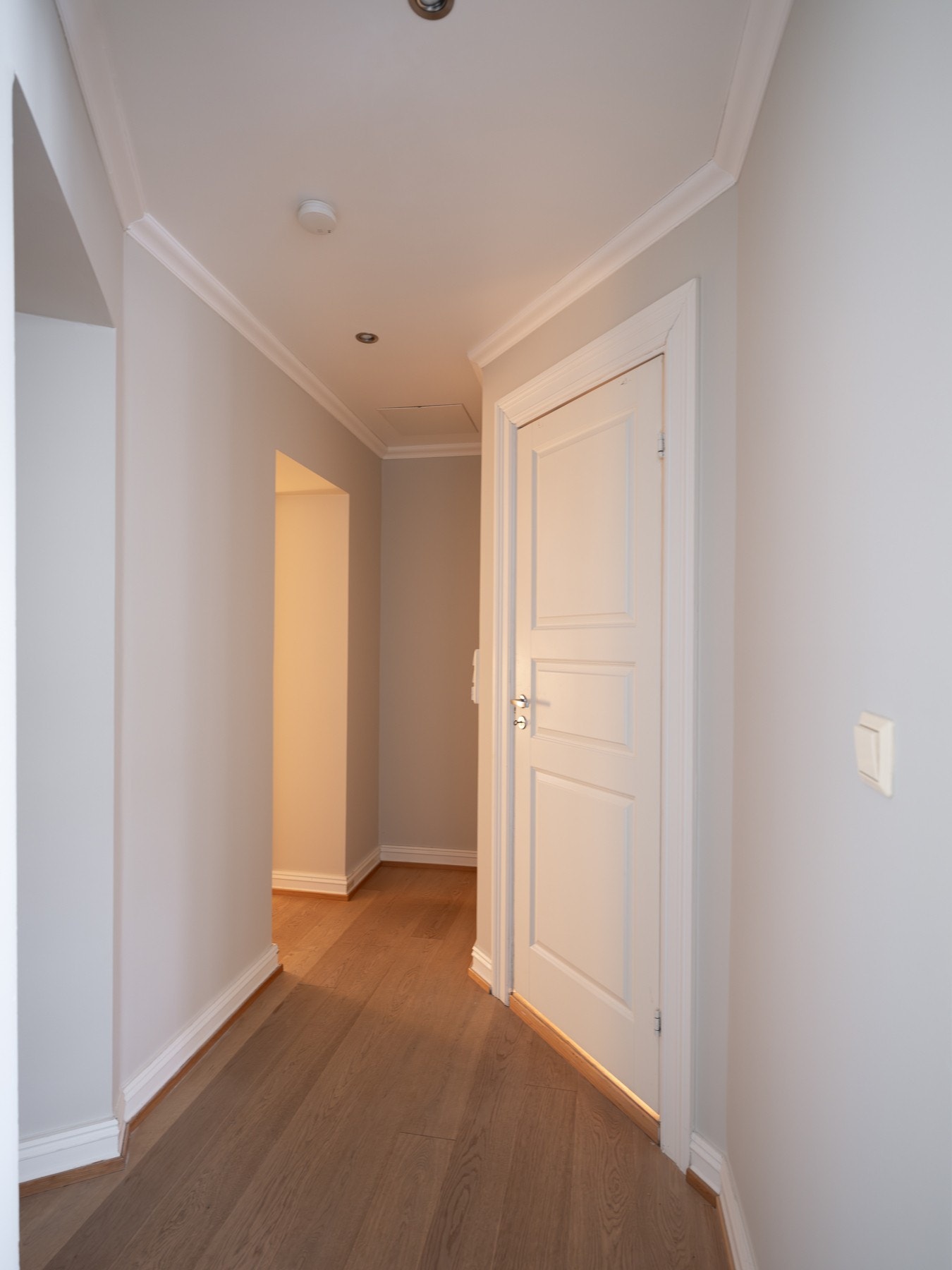 Via en mellomgang er det adkomst til boligens to soverom samt badet. Galleribilde