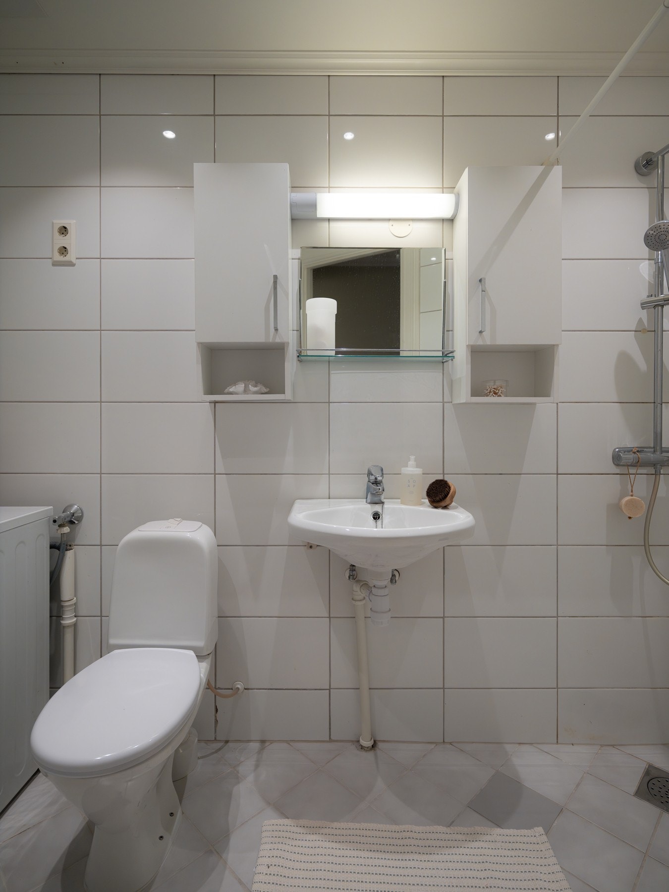 Innredningen består av servant, speil med belysning og overskap. Galleribilde