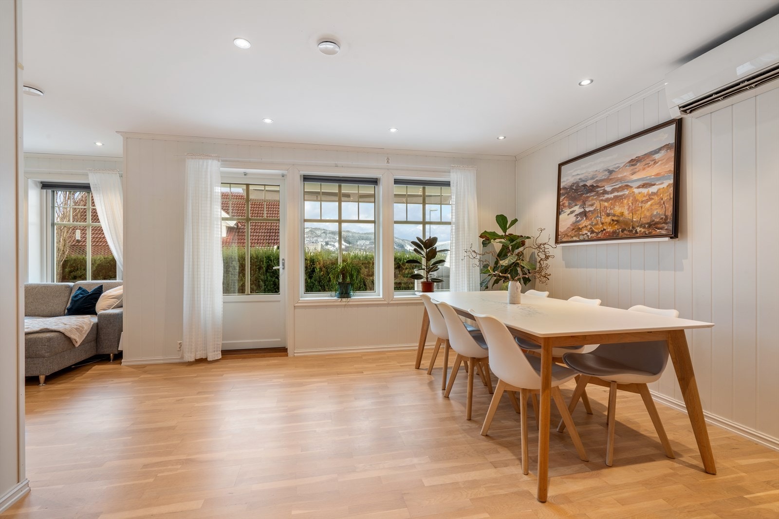 Moderne og luftig stue med åpen kjøkken/stueløsning Galleribilde