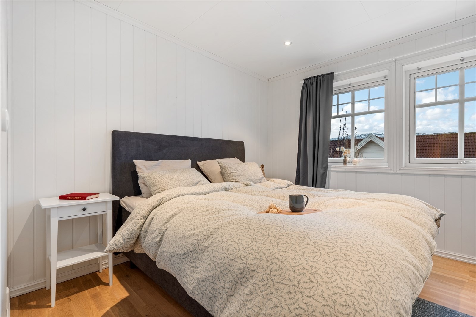 Soverom med god oppbevaringsplass Galleribilde