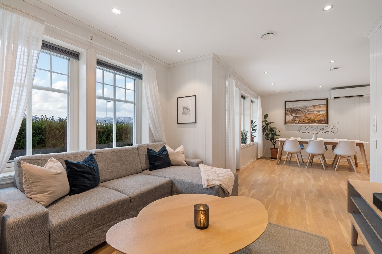 Direkte utgang til terrasse og hage fra stuen Galleribilde