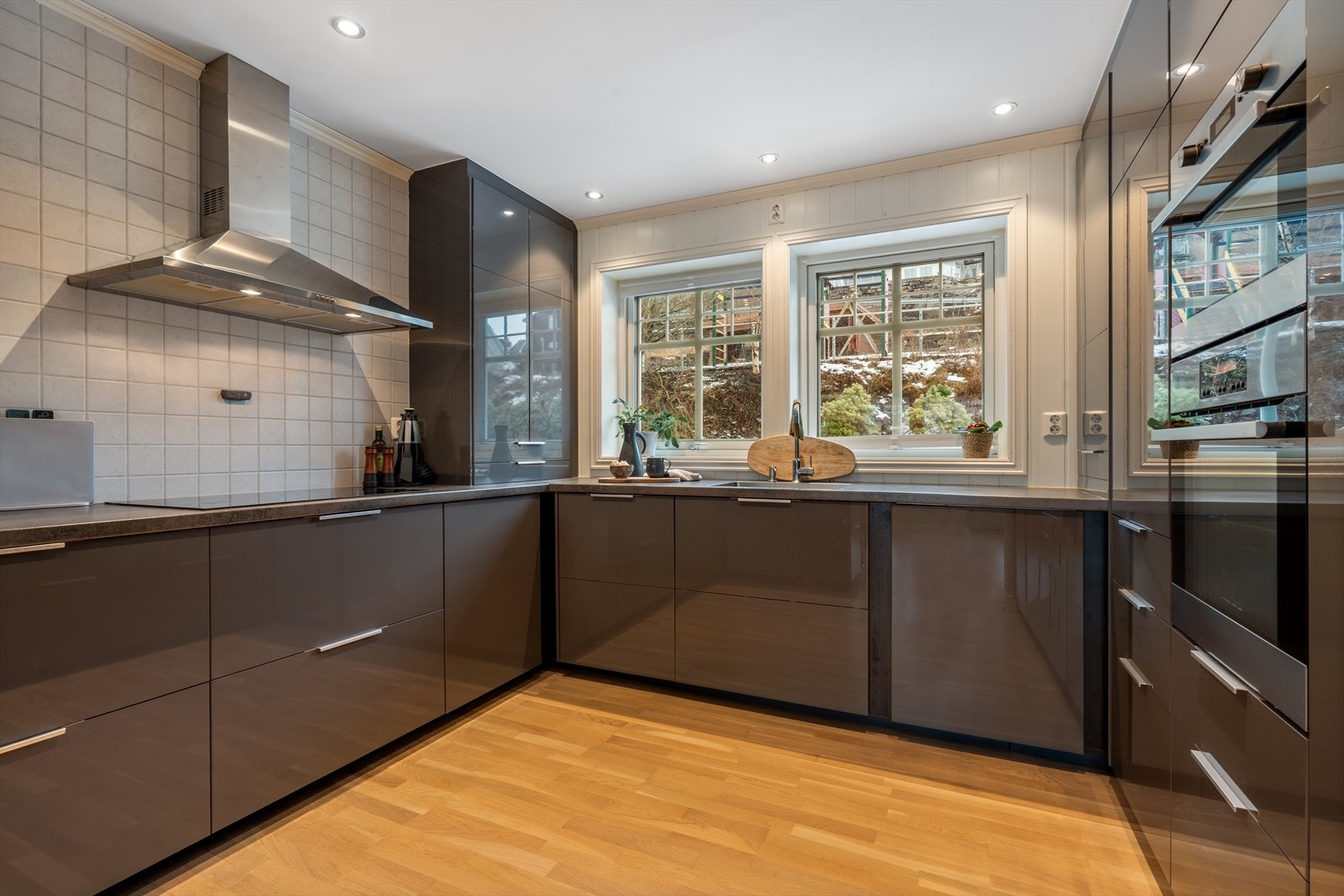 Romslig kjøkken med god oppbevaringsplass Galleribilde