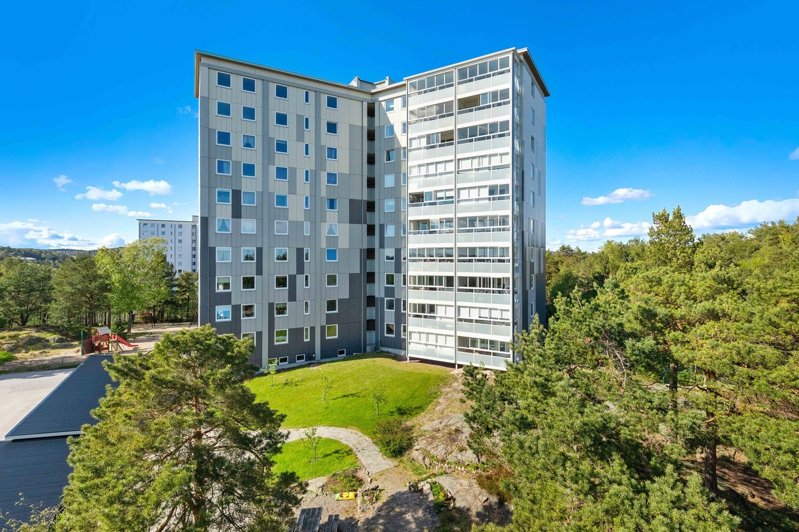 Blokken har nylig fått oppgradert fasade (2025) og er godt isolert. Galleribilde