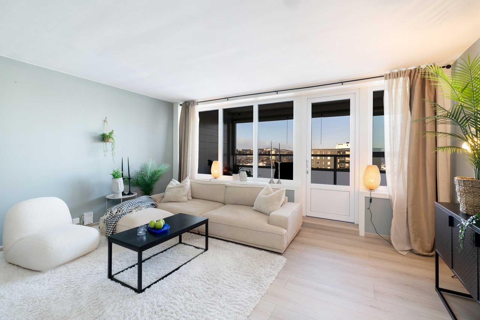 Fra stuen er det adkomst til en romslig innglasset balkong. Galleribilde