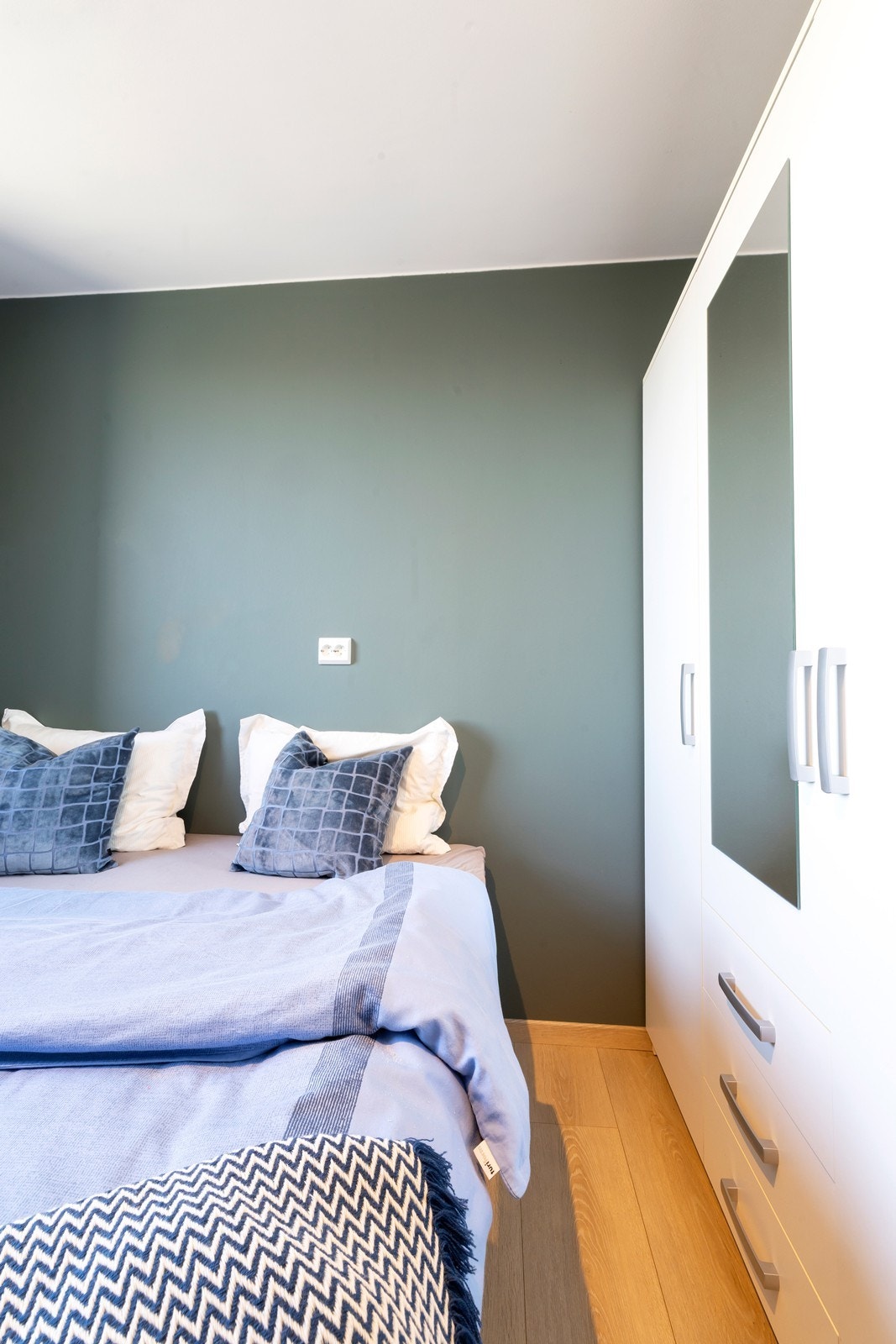 På soverommet er det plassert en romslig skyvedørsløsning. Galleribilde