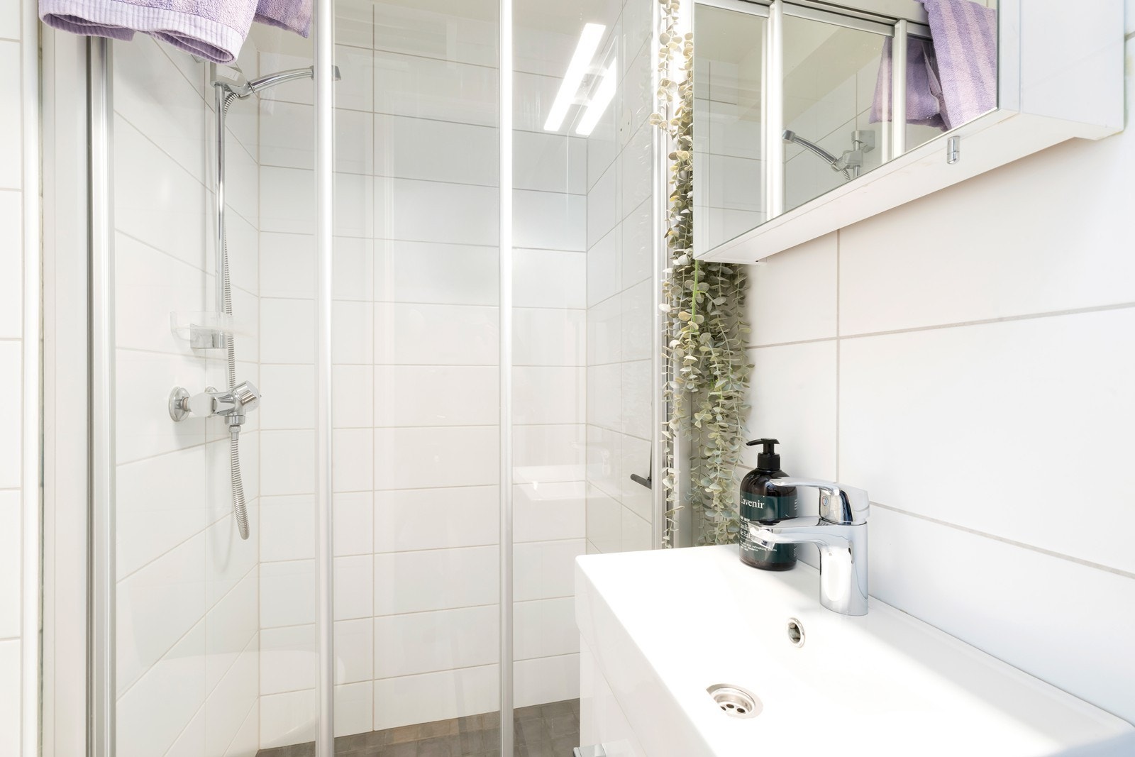 Helfliset bad med romslig dusj. Galleribilde