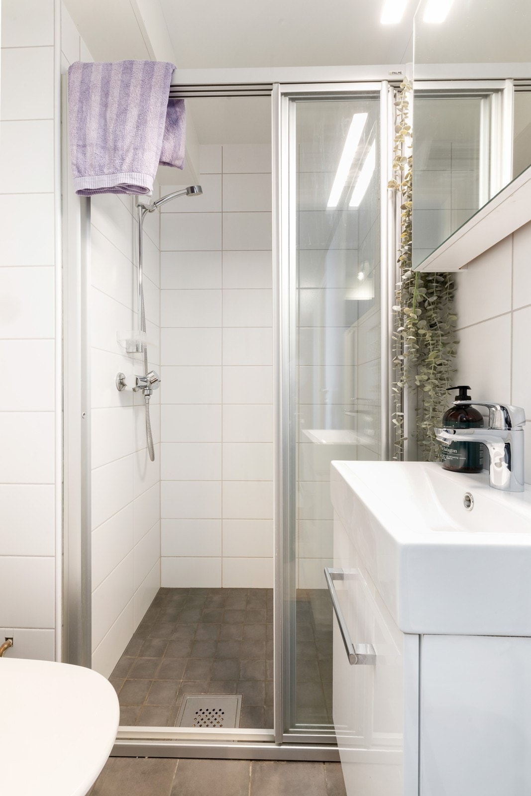 Badet ble oppgradert av forrige eier og framstår som pent. Galleribilde