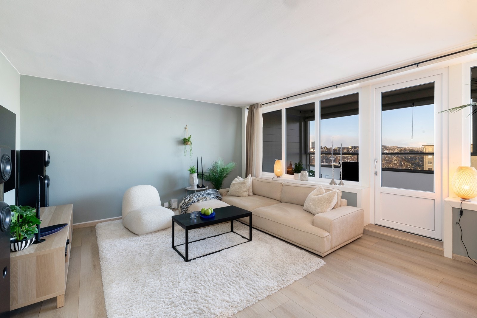 Leiligheten fikk nye vinduer og innglasset balkong ca. 2015. Galleribilde