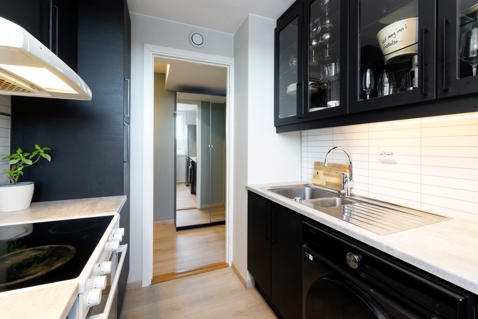 Vaskemaskin på kjøkken kan medfølge etter nærmere avtale. Alternativt har borettslaget fellesvaskeri i kjeller. Galleribilde