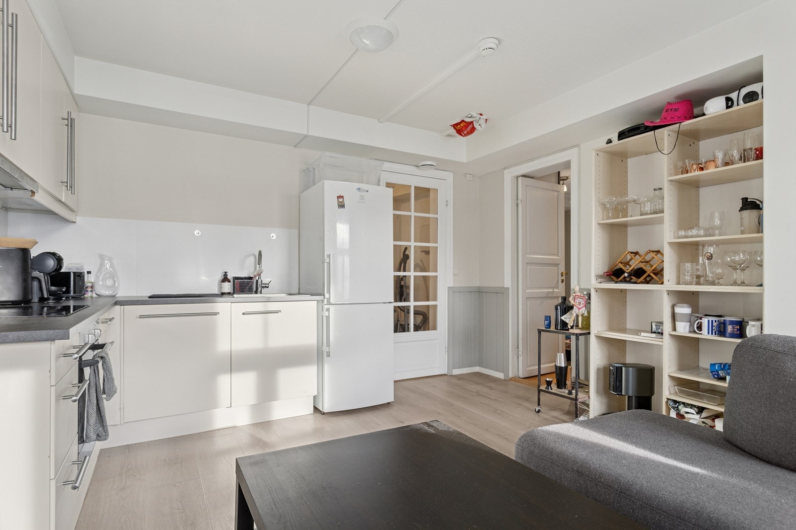 Lyst kjøkken med mekanisk avtrekk og god skapplass. Galleribilde