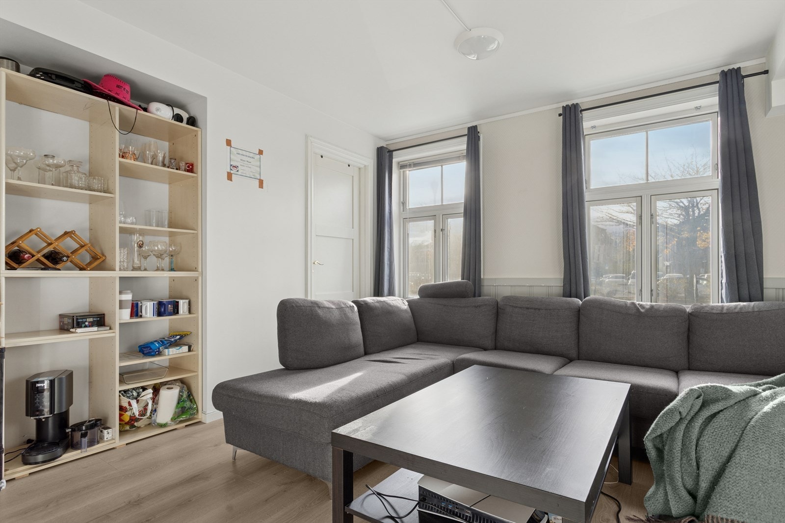 Store vindusflater gir rikelig med naturlig lys inn i oppholdsrommet. Galleribilde