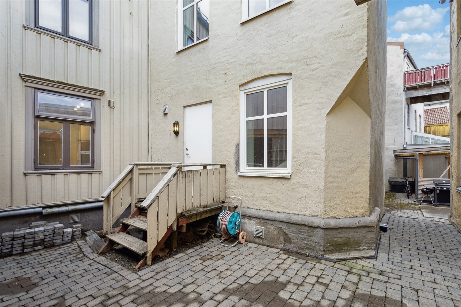 Inngangsparti i bakgården. Galleribilde