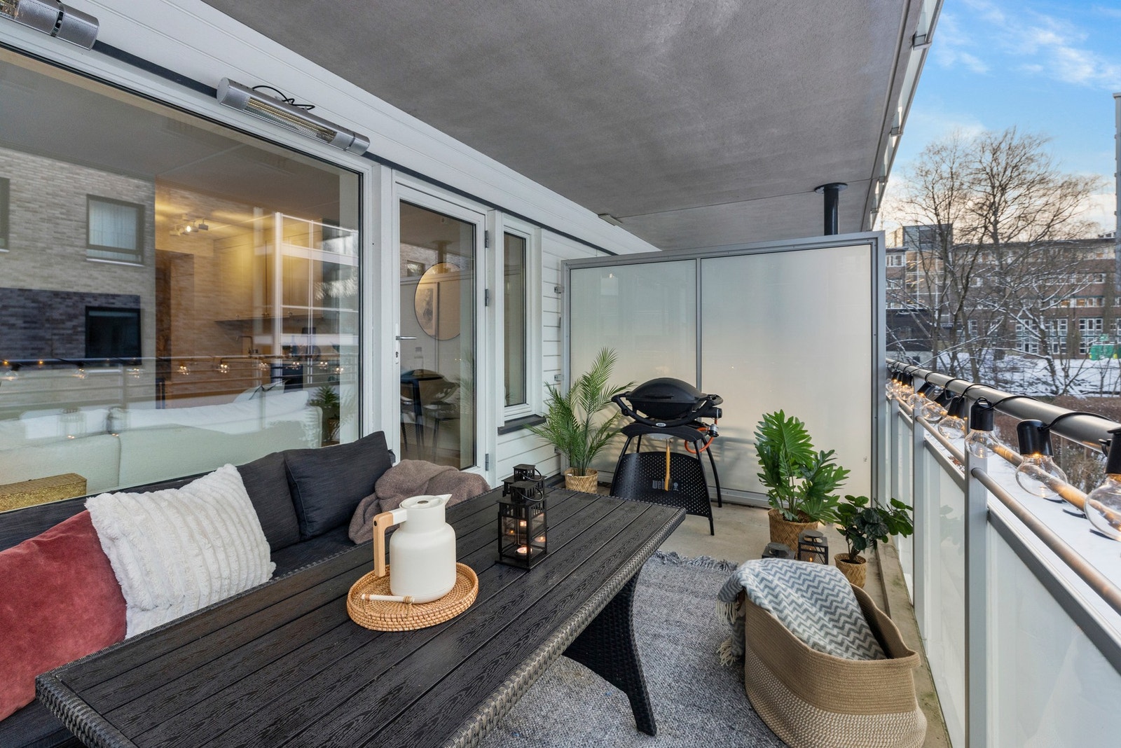 Balkongen fungerer som en naturlig forlengelse av stuen Galleribilde