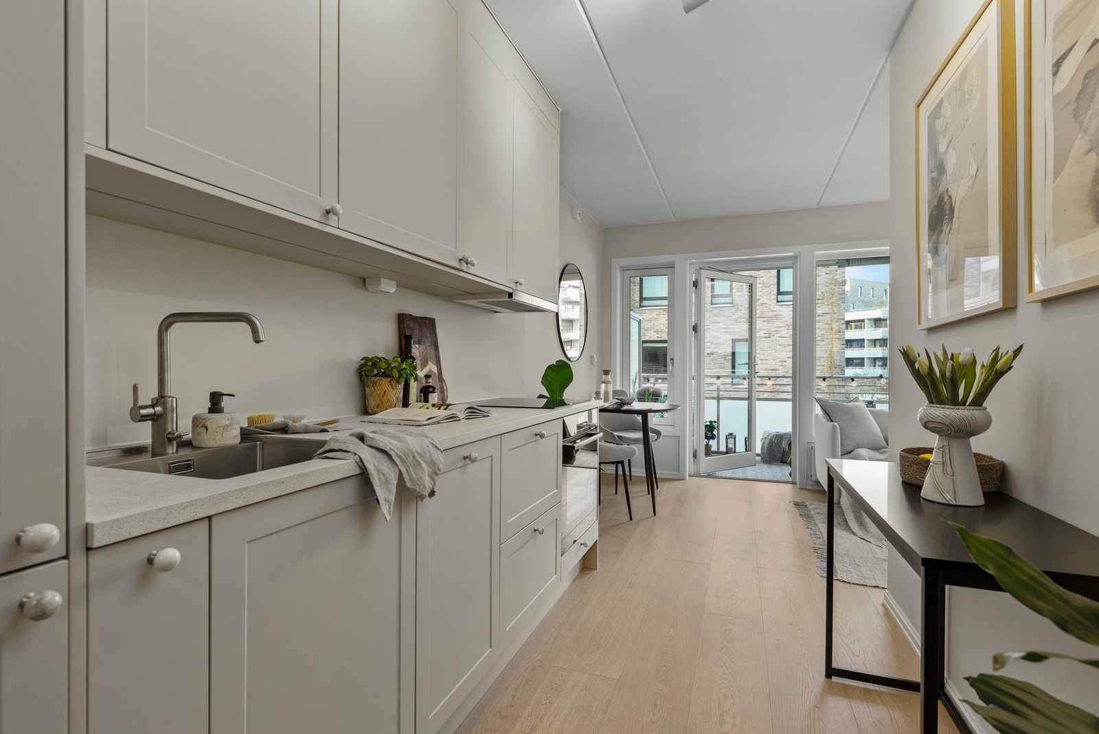 Kjøkkeninnredning fra 2025 (Epoq) med profilerte fronter og overskap Galleribilde