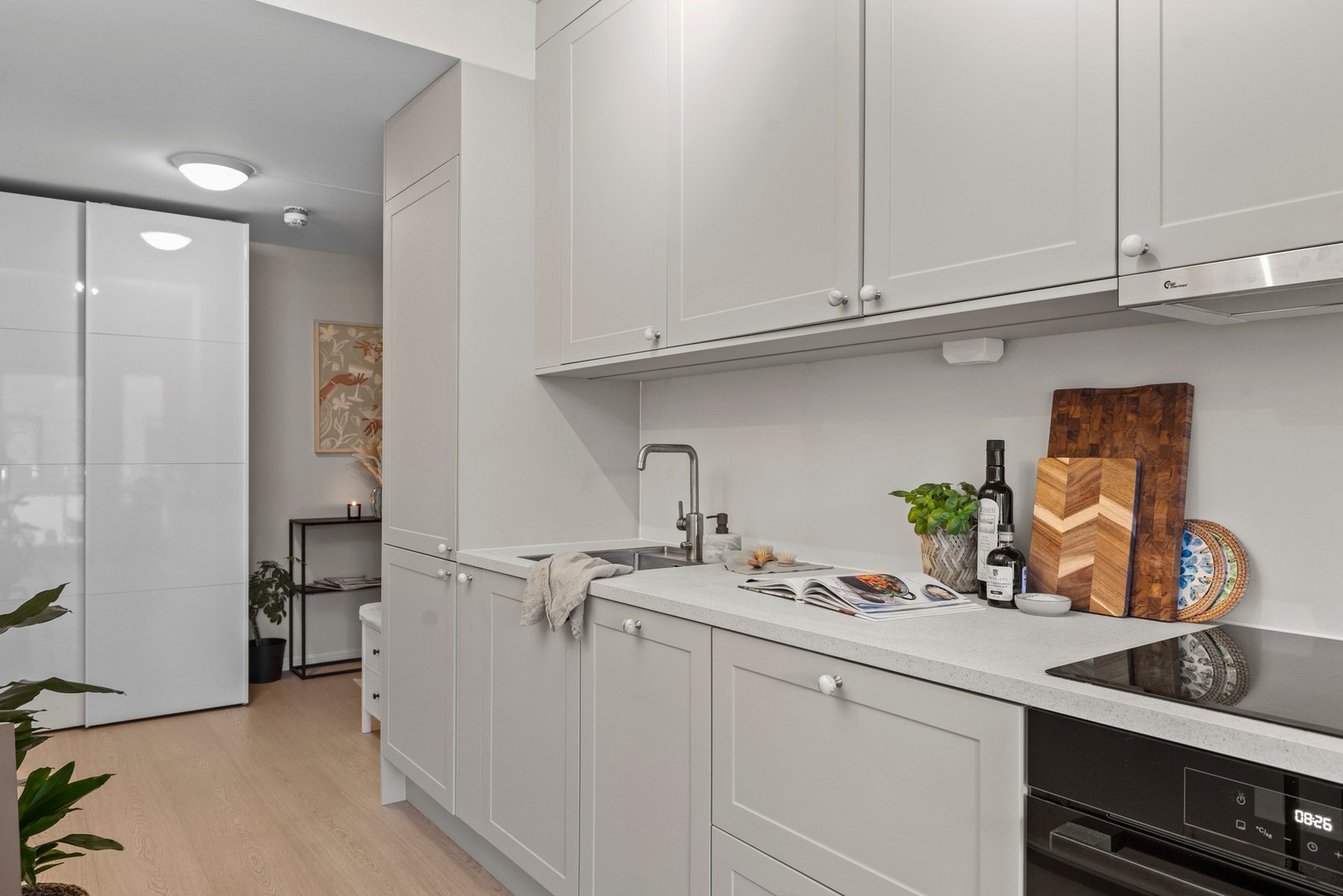 Lys benkeplate med underlimt vask og ett-greps armatur Galleribilde