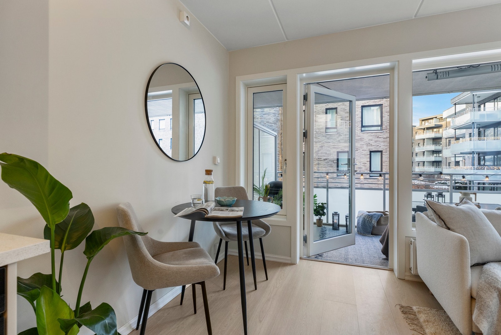 Stuen fremstår som lys og luftig med takhøyde på 2,46 meter og utgang til nordvestvendt balkong Galleribilde