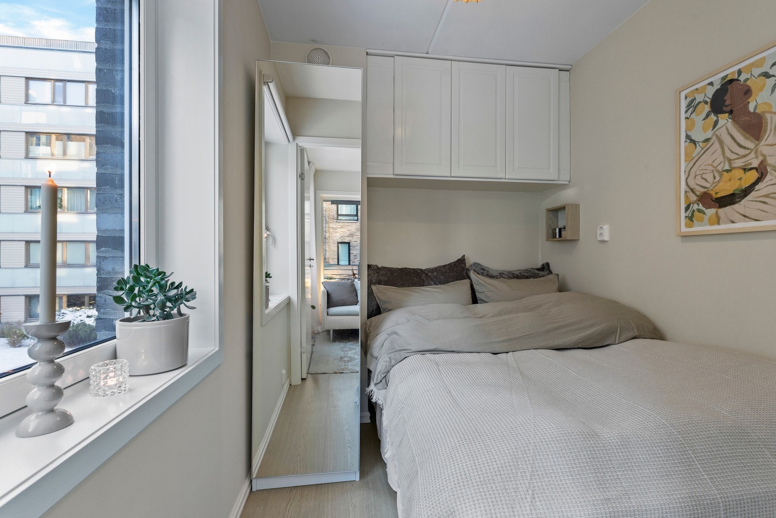 Romslig soveromsalkove med plassbygde skap Galleribilde