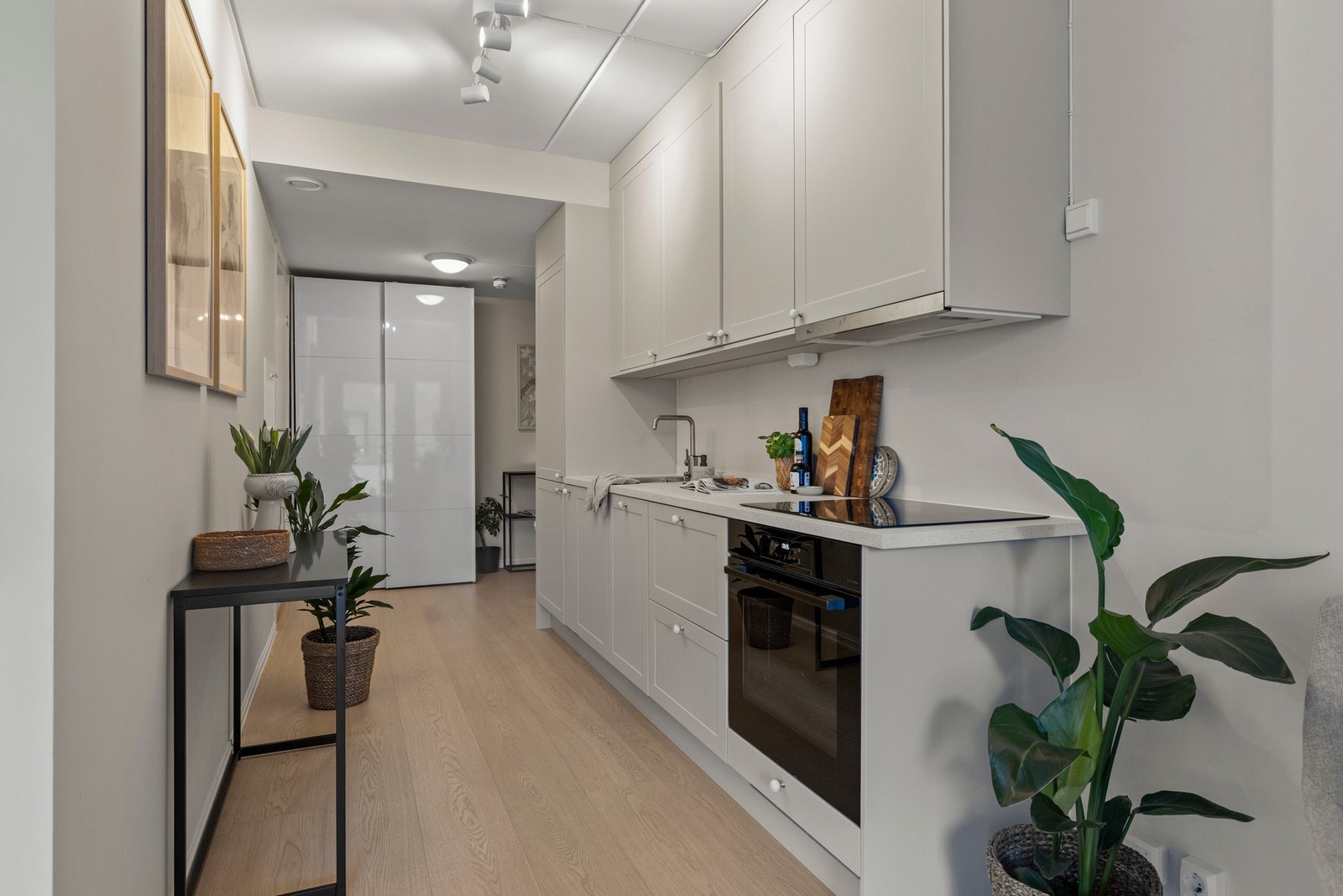 Integrerte hvitevarer som kjøl/frys fra Electrolux, oppvaskmaskin, stekeovn og platetopp fra Bosch samt avtrekksvifte fra Thermex Galleribilde