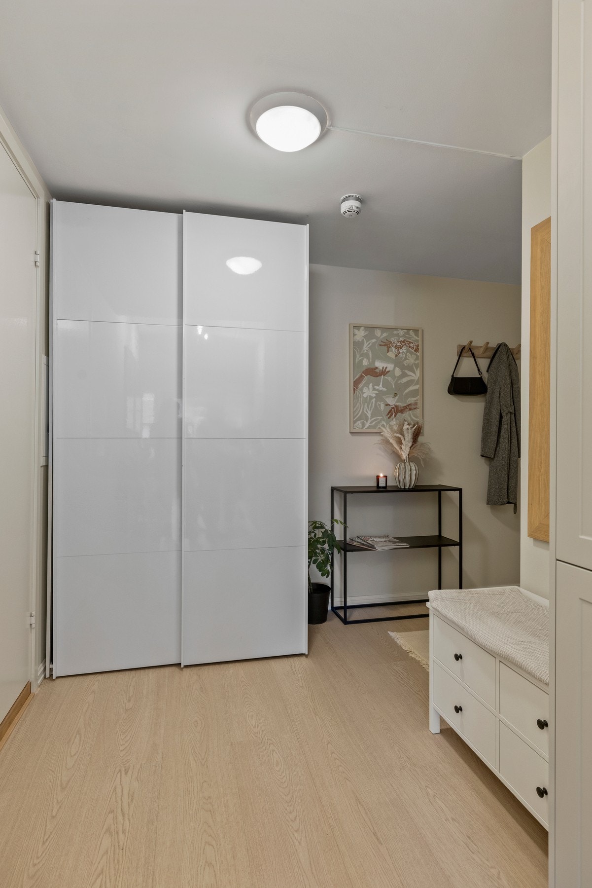 Innbydende entré med god plass til sko og yttertøy samt ytterligere lagring i skyvedørsgarderobe Galleribilde