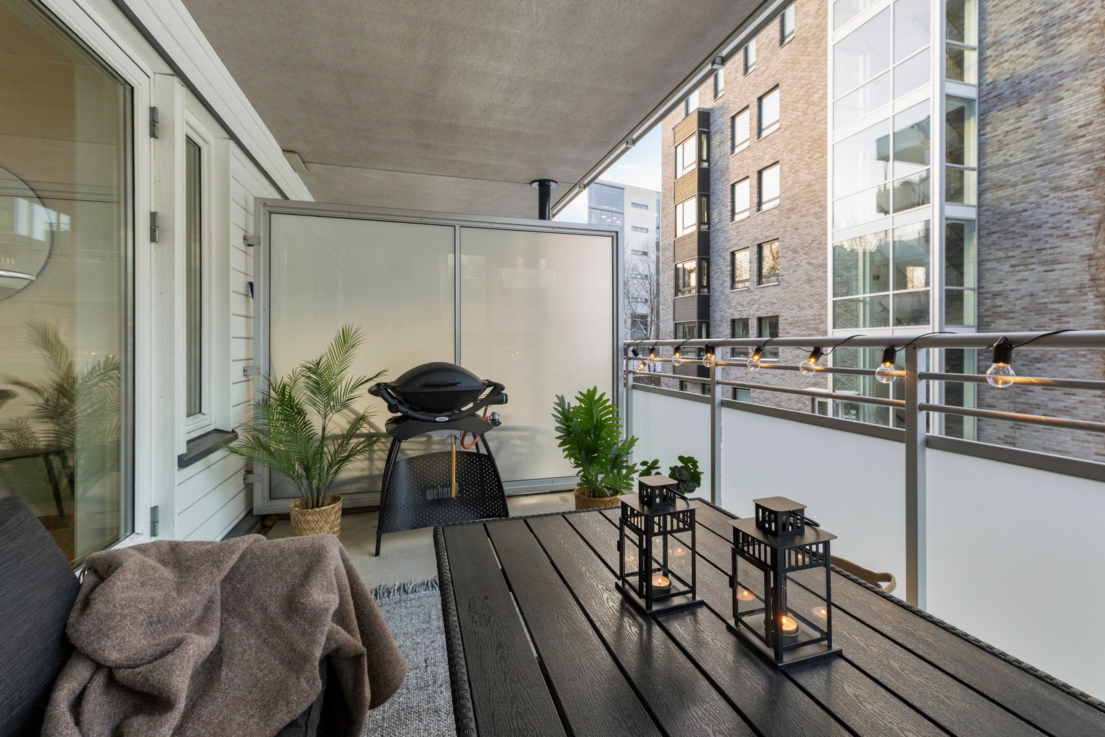 Stor, overbygget balkong på 11 kvm, og om sommeren får man et ekstra bruksareal i forlengelse av stue Galleribilde