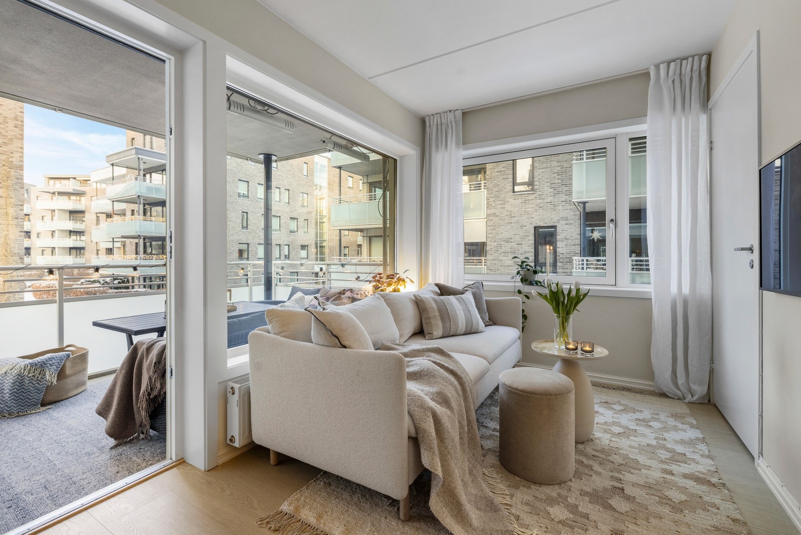 Store vindusflater gir i tillegg rikelig med naturlig lys i rommet Galleribilde