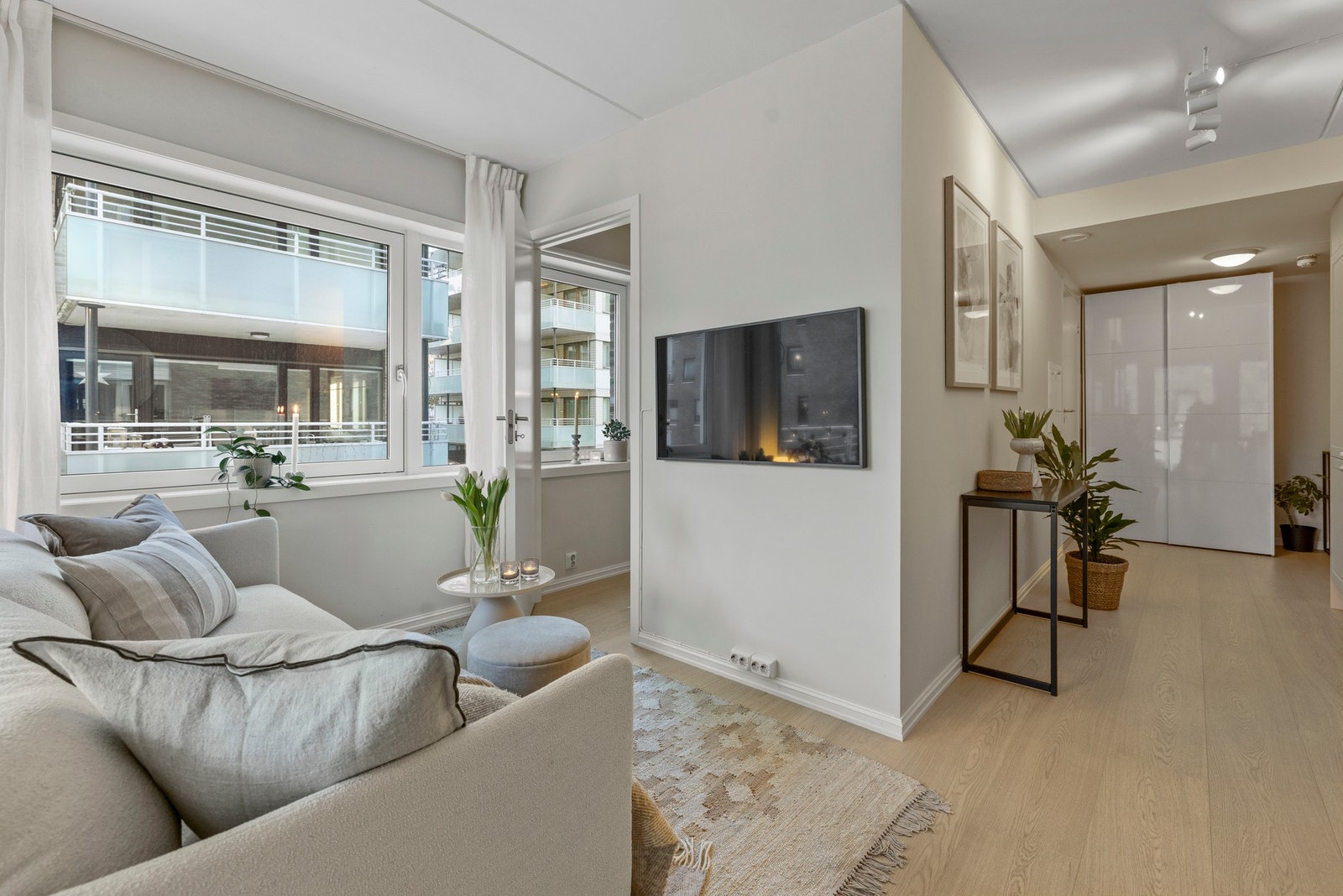 Takhøyden i stuen er målt til ca. 2,46 meter Galleribilde