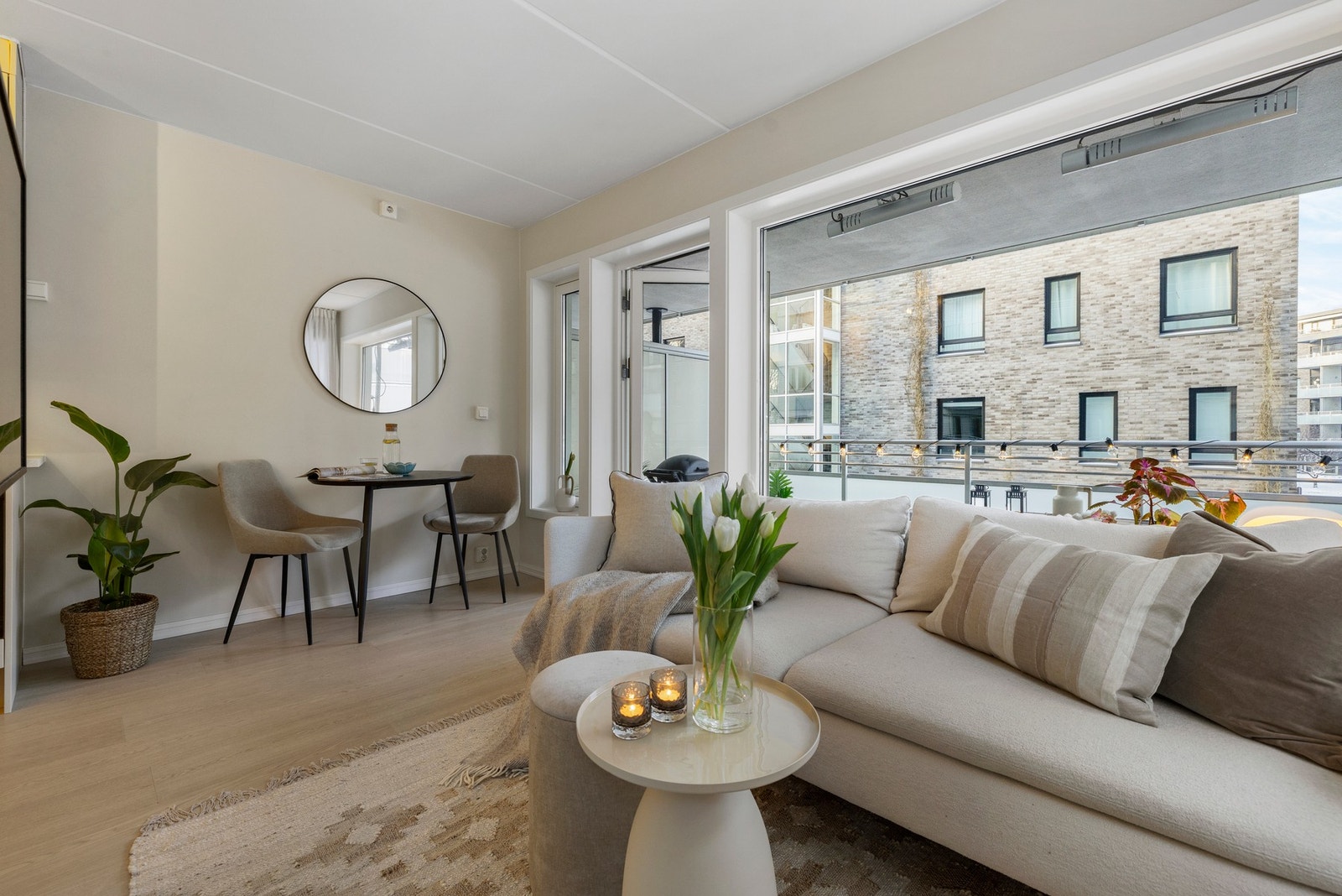 Det er plass til sofaløsning samt spiseplass Galleribilde