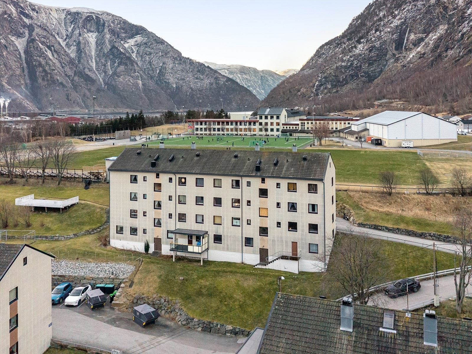 Det er gangavstand til idrettsbane, samt sentrum av Årdalstangen der ein finn butikkar, kafe og hotell. Galleribilde