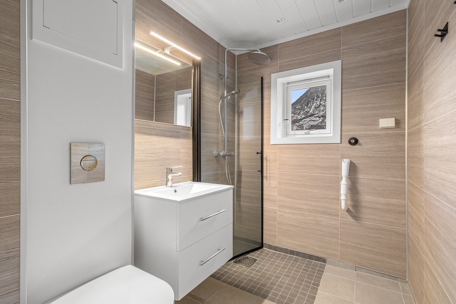 Moderne baderom med fine overflater. Galleribilde