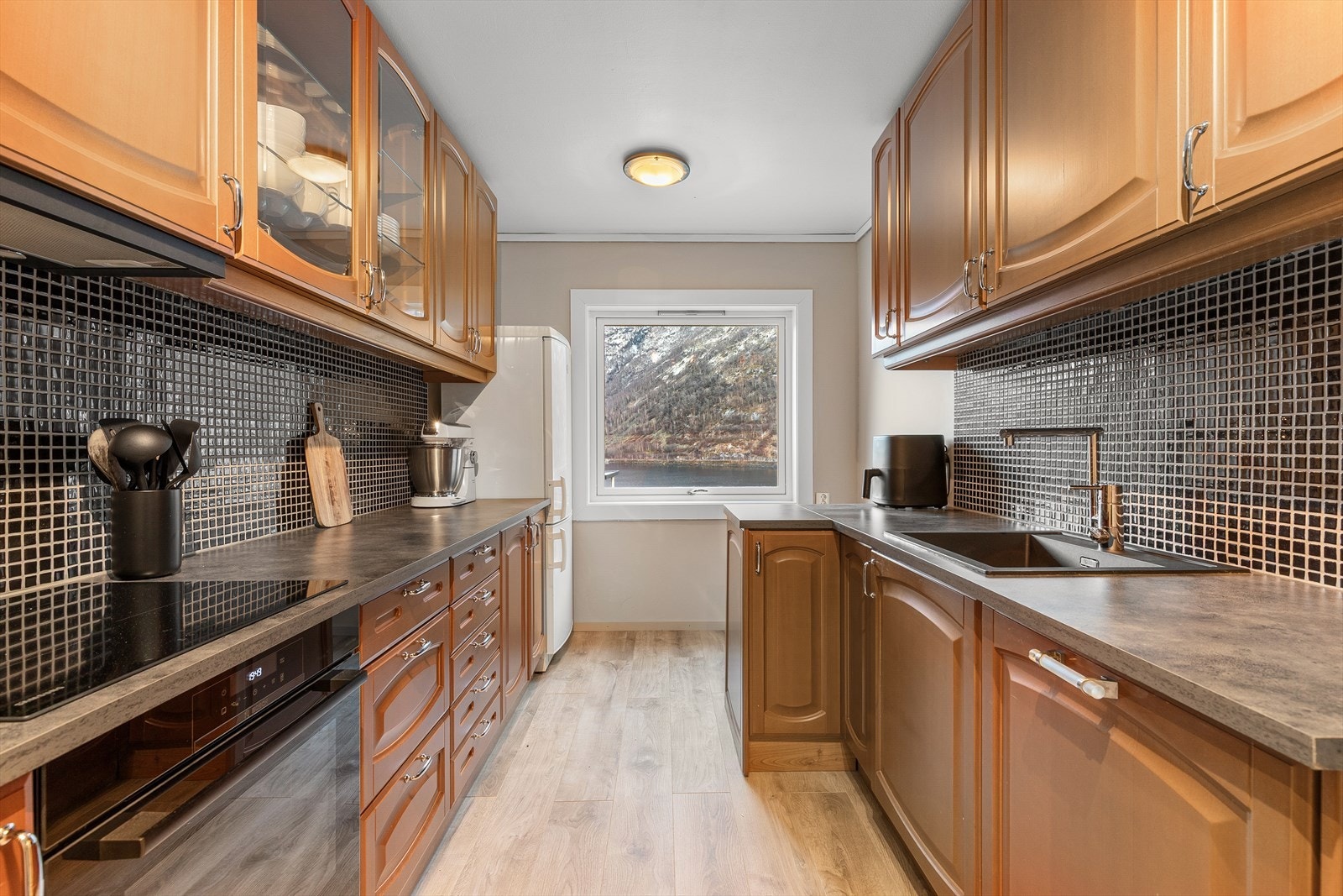 Kjøkkenet har innreiing med profilerte brune frontar, samt
benkeplate av laminat. Galleribilde