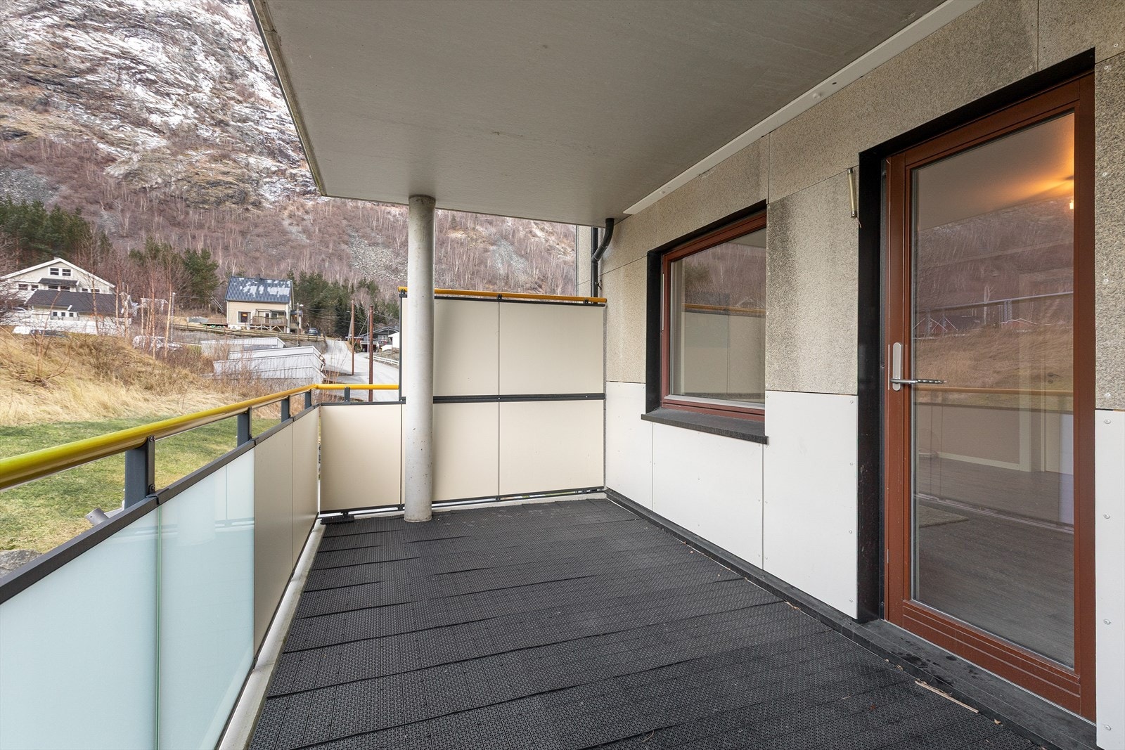 Takoverbygd balkong. Her kan ein nyte seine sommarkveldar. Galleribilde