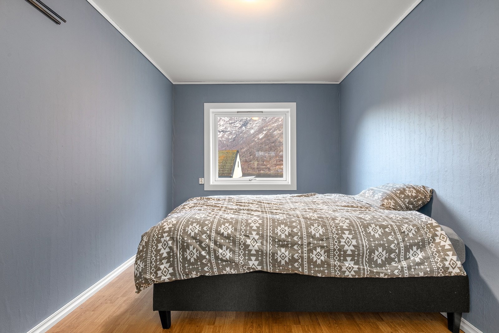 Soverom med plass til ei dobbeltseng. Galleribilde