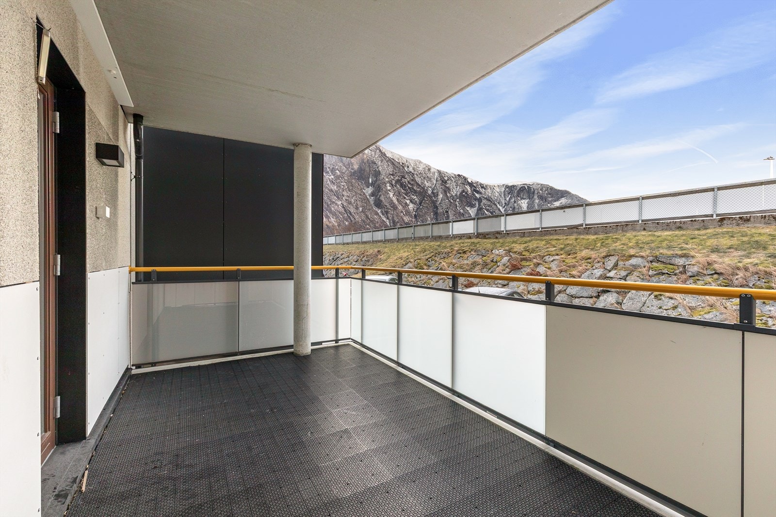 Romsleg terrasse med utsikt mot Cuba/idrettsbane. Galleribilde