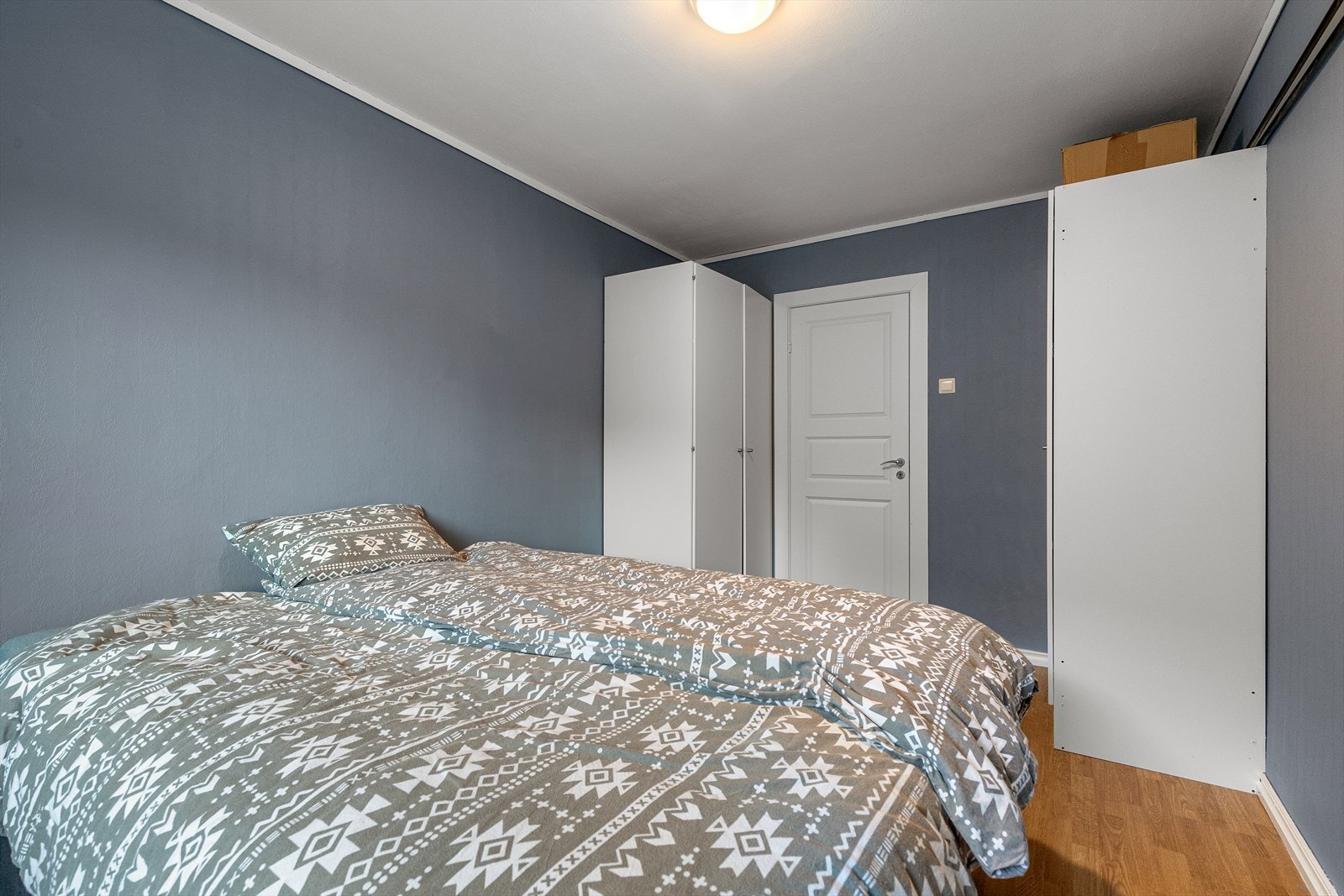 Det er plass til garderobeløysing på soverommet. Galleribilde