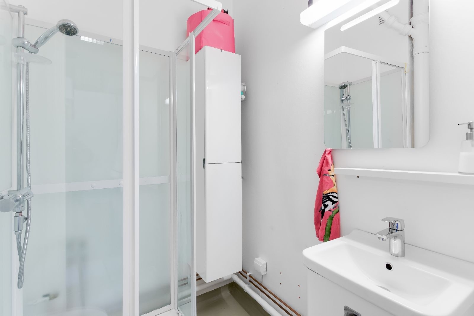 Bad med dusjkabinett Galleribilde