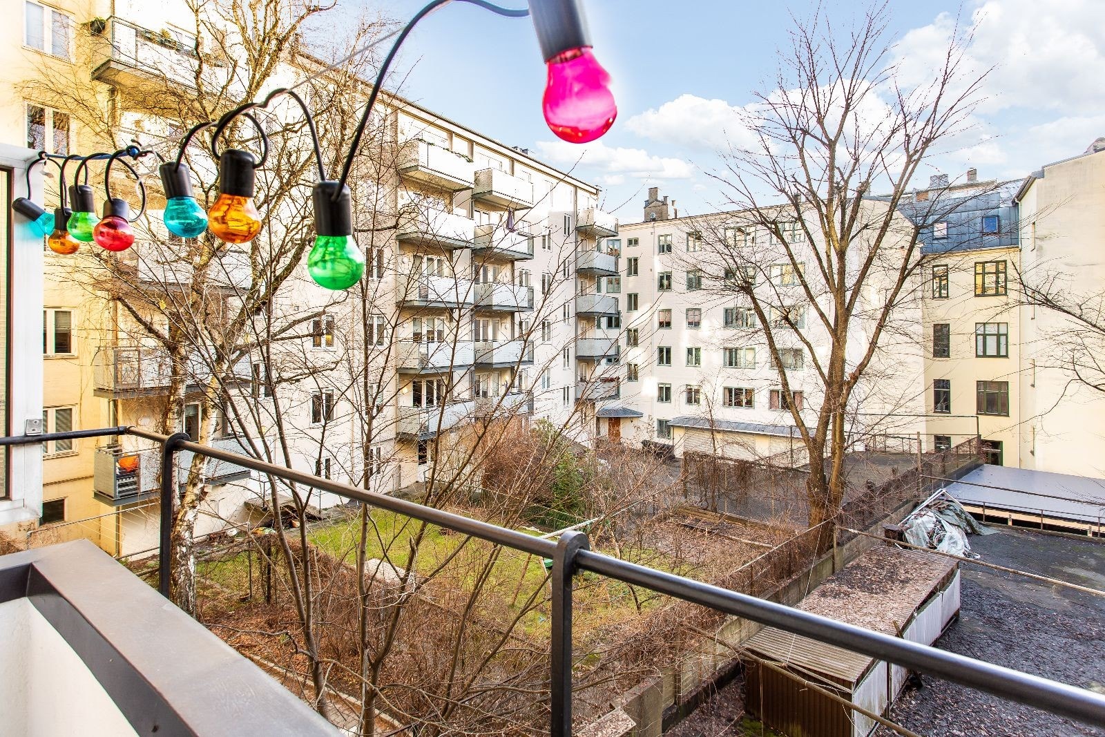 Balkong mot stille bakgård Galleribilde