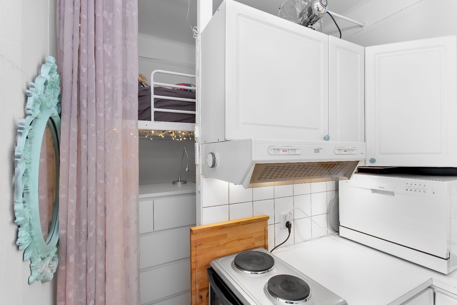 Praktisk sovealkove med plass til seng Galleribilde