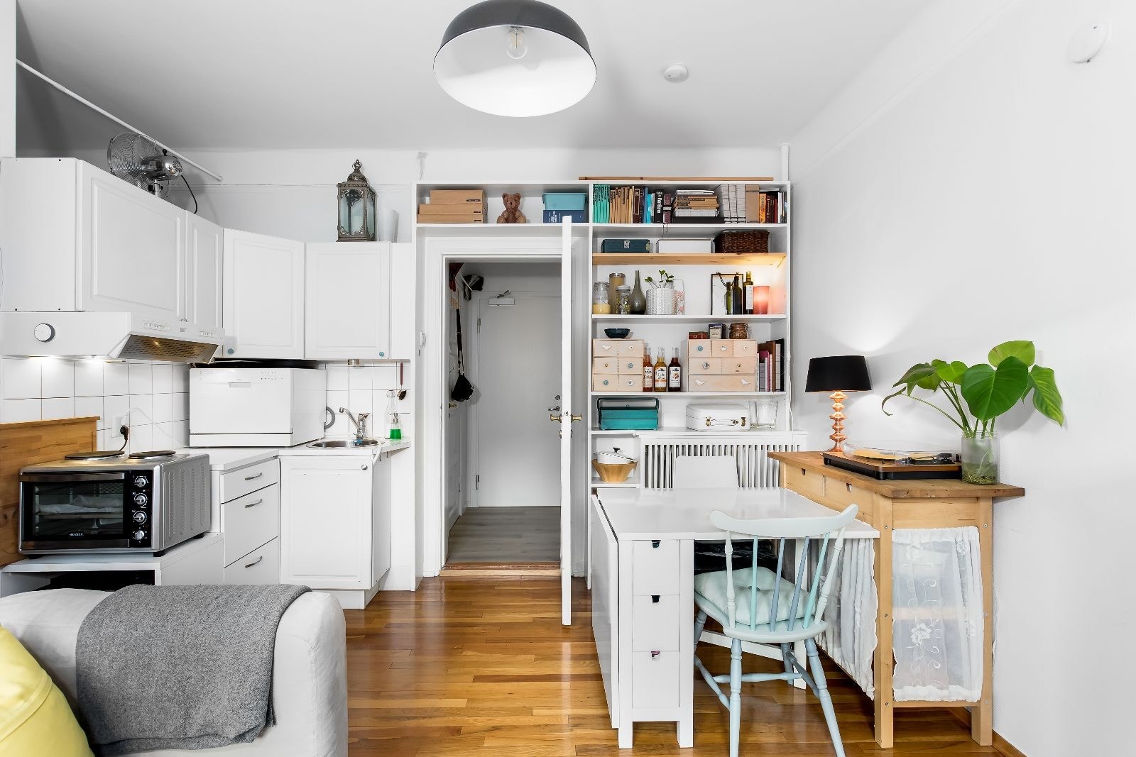 Kjøkkenet har godt med skapplass Galleribilde