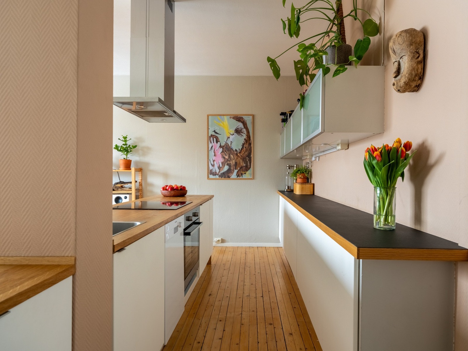 Her er det rikelig med benkeplass og lagring i skap. Galleribilde