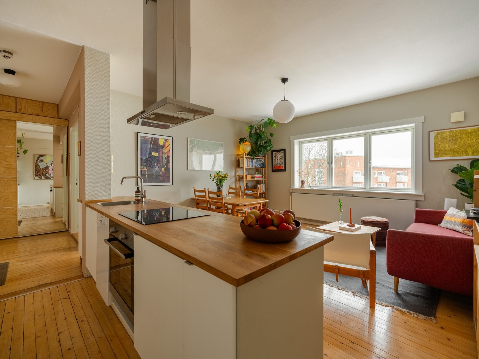 Leiligheten er vendt i sin helhet mot sør og fredlig gårdsrom. Dette er virkelig en bolig som er verdt å få med seg! Galleribilde