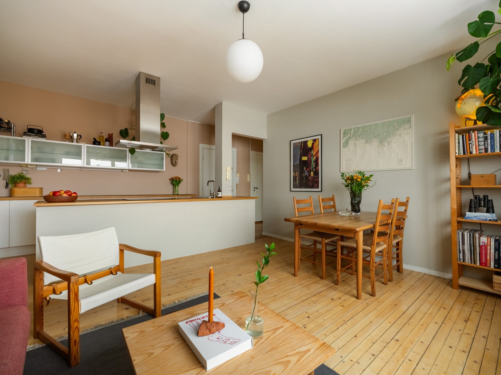 Det er også rikelig med plass til spisebord og sofagruppe i stuen. Galleribilde