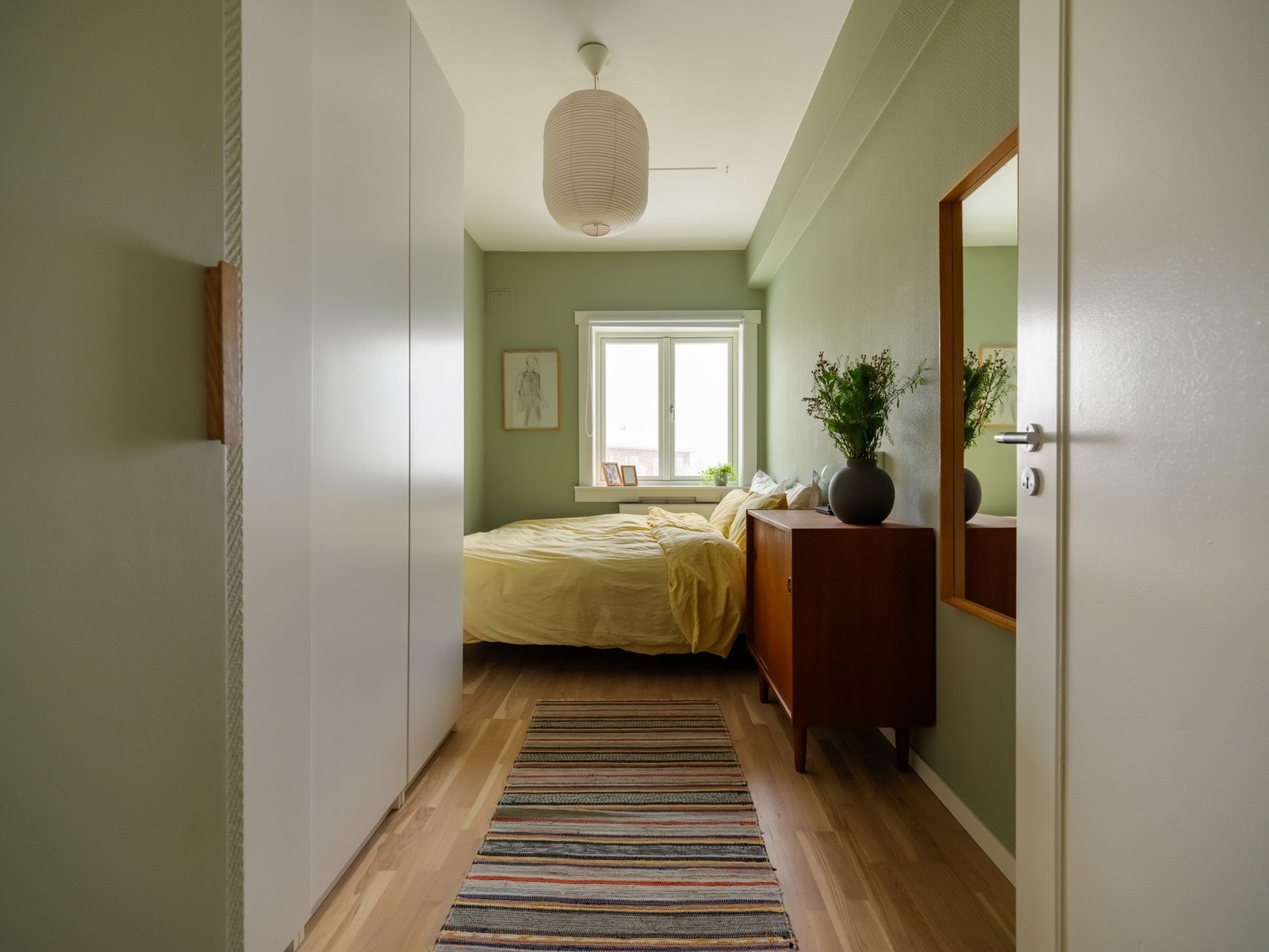 Soverommet er av fin størrelse, også dette vendt mot gårdsrommet. Galleribilde