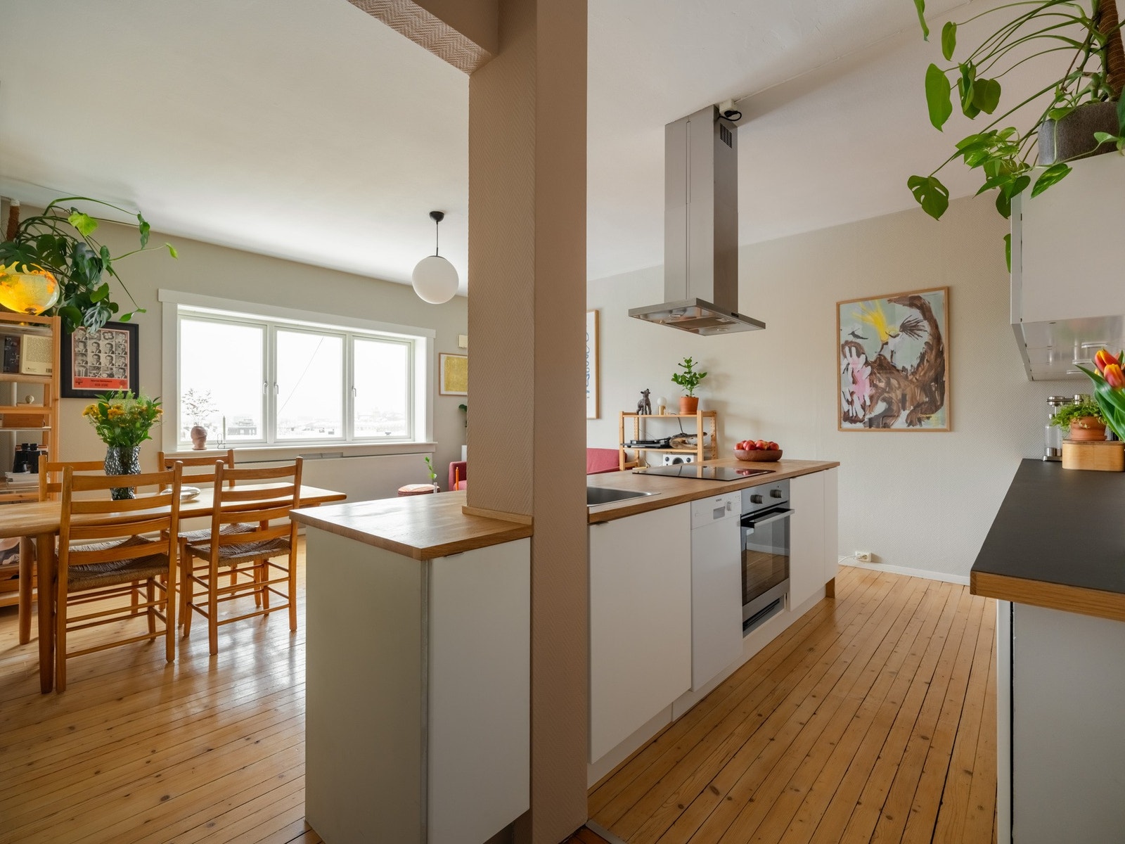 Kjøkkenet ligger fint til i en åpen- og praktisk løsning mot stuen. Galleribilde