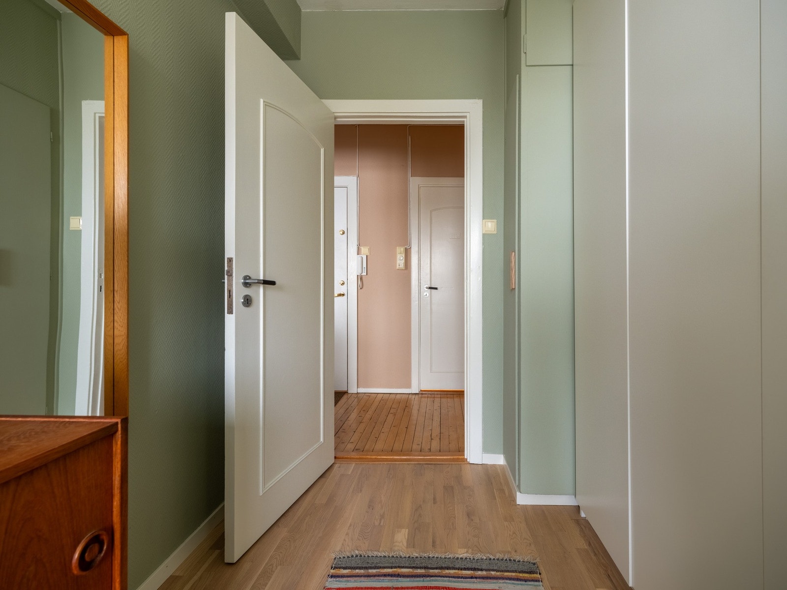 Garderobeskapet følger også med på kjøpet. Galleribilde