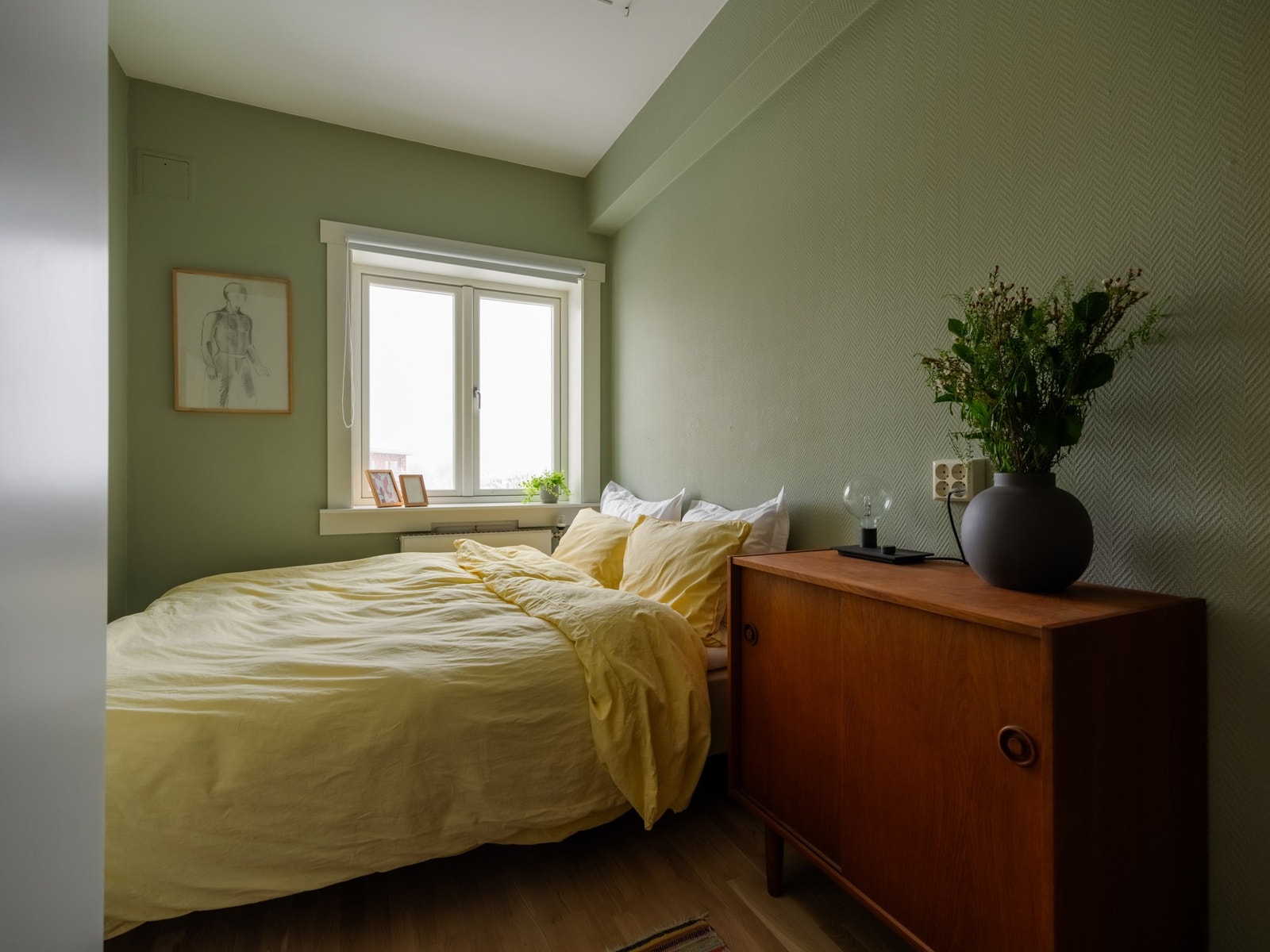 Her er det fin plass til dobbeltseng, nattbord og garderobe. Galleribilde