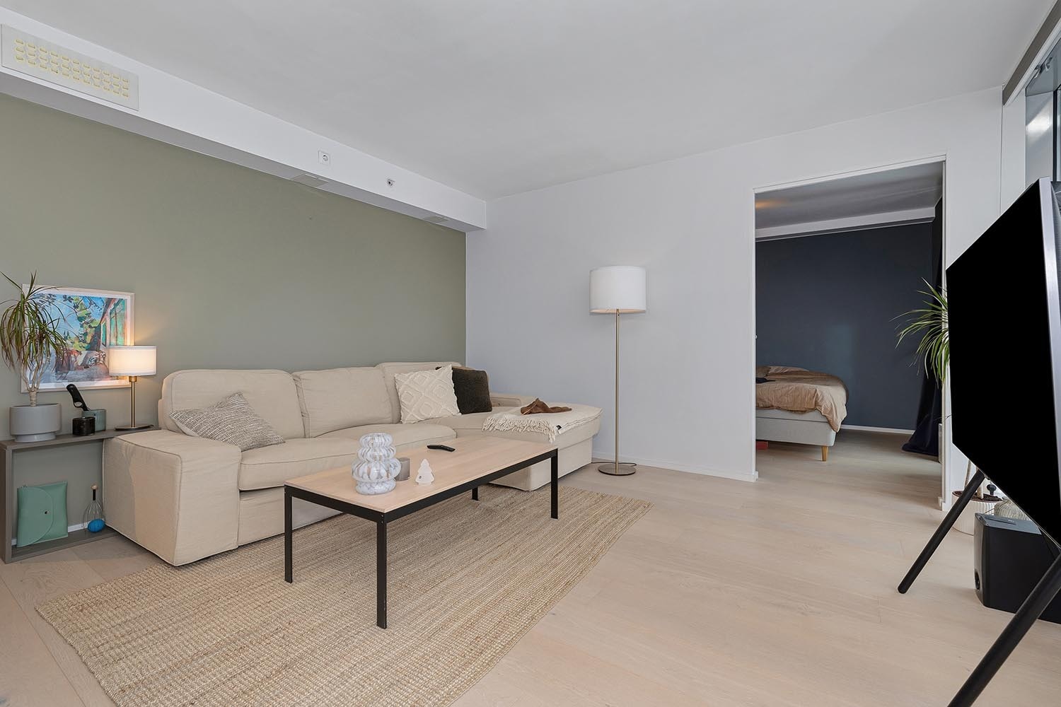 Romslig stue. Galleribilde