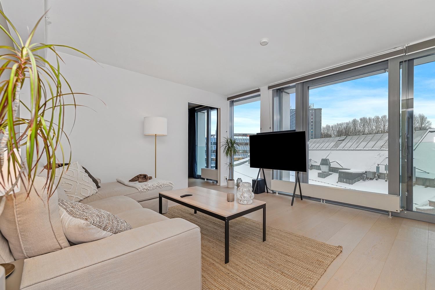 Store vindusflater som slipper inn mye naturlig dagslys. Galleribilde